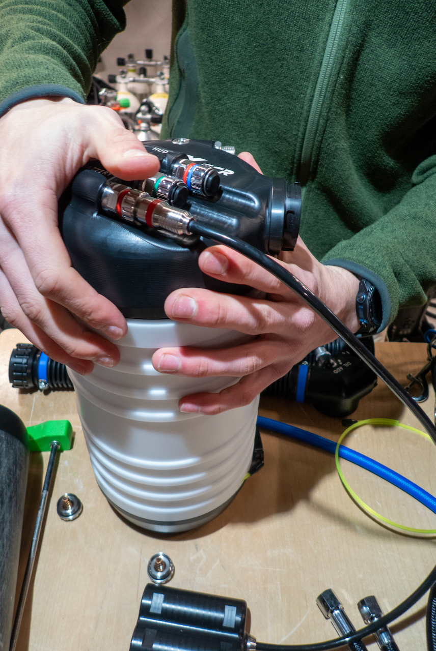 Fitting the head unit onto the scrubber, HUD/PRIMARY/BATTERY ports visible
