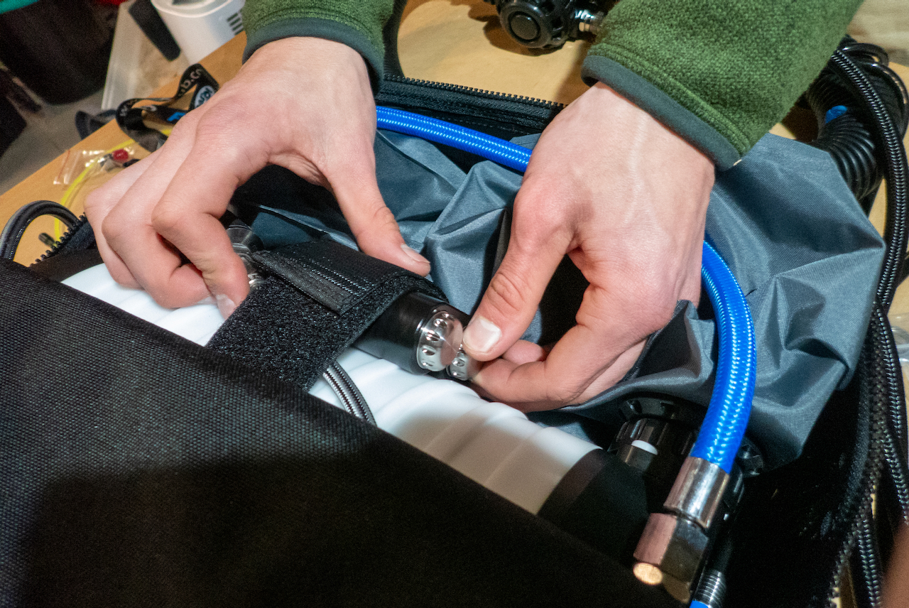 Securing the scrubber, transmitter and battery pack inside the bag
