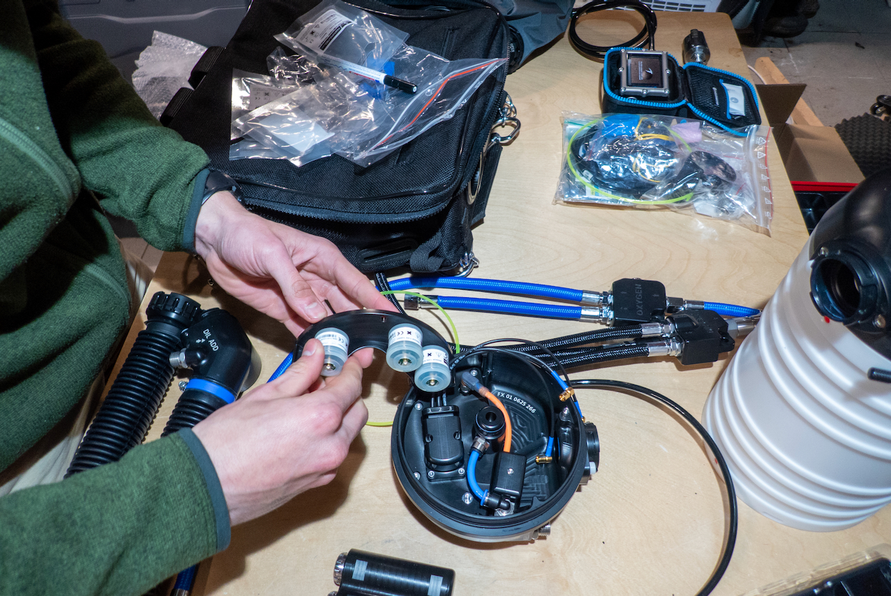 Installing oxygen sensors into the head unit